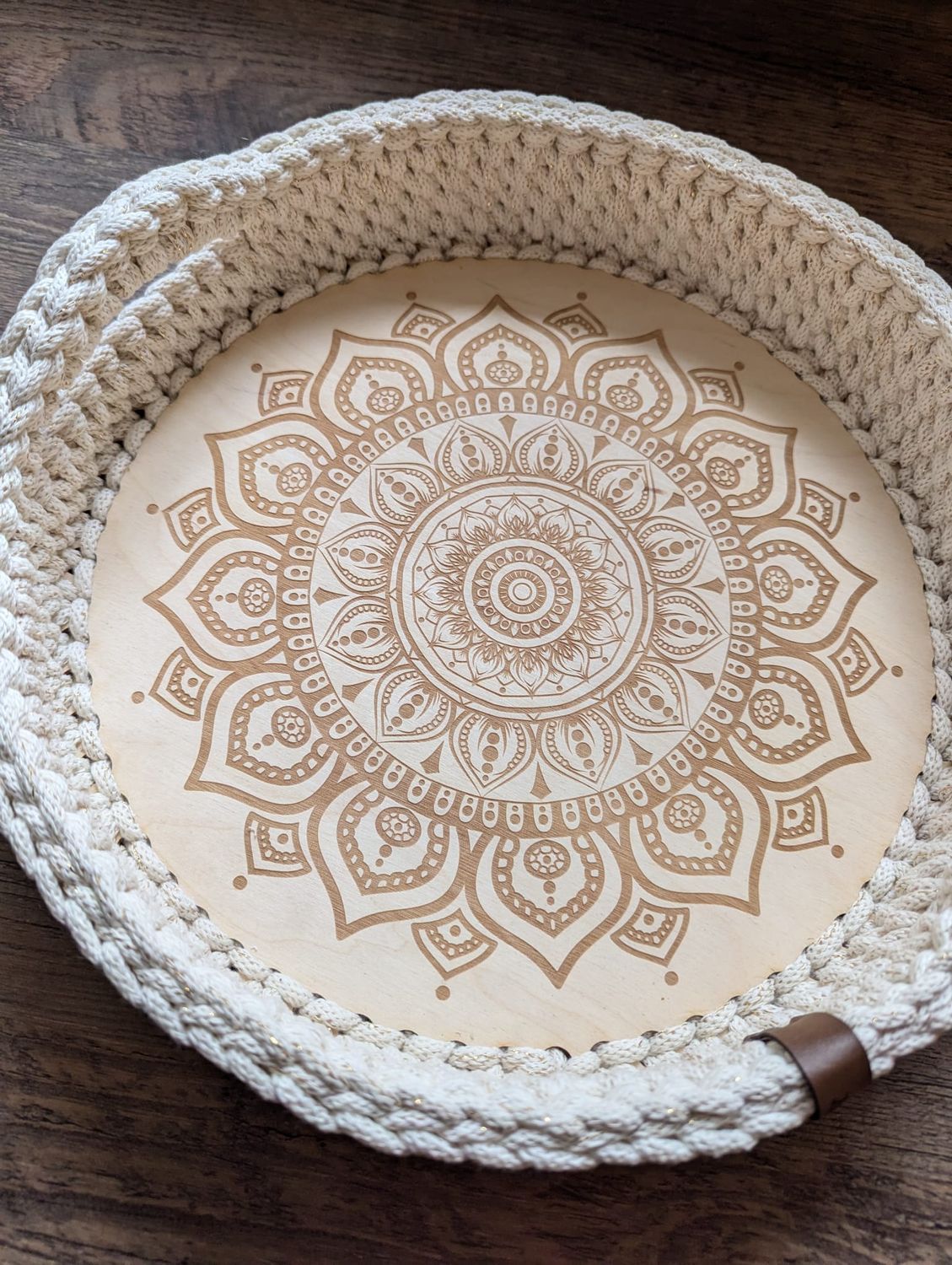 Tablett in verschieden Größen mit Mandala Motiv und Griffen, gehäkelt mit Holzboden