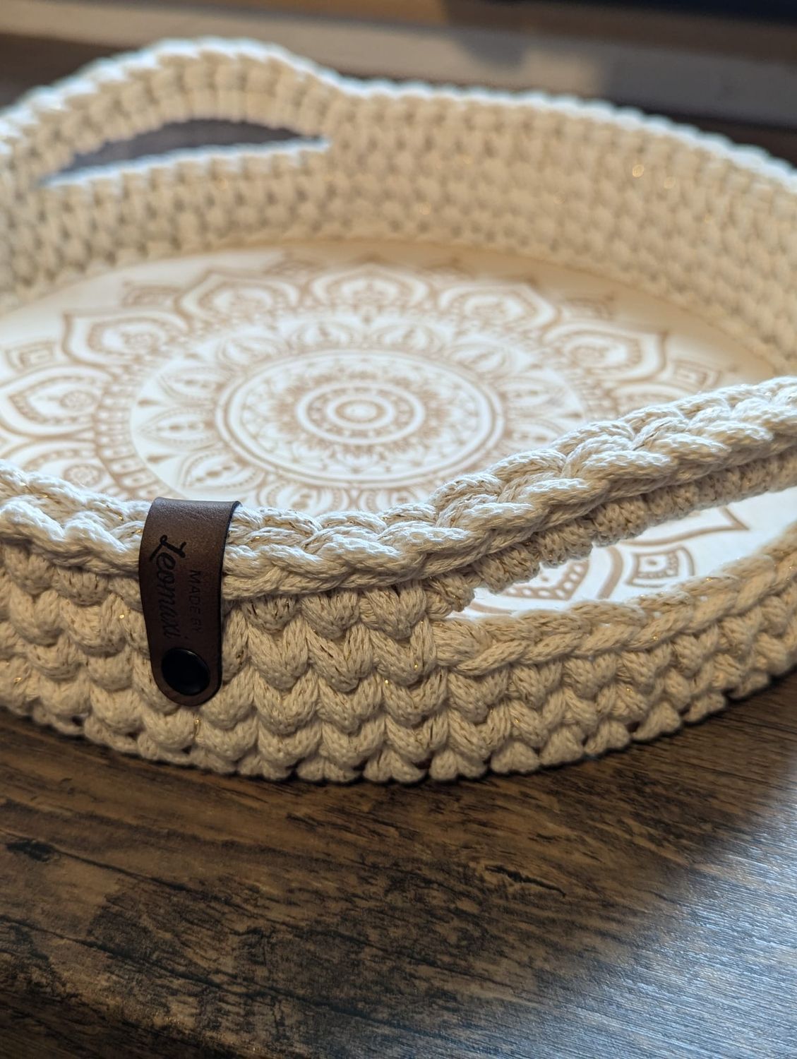 Tablett in verschieden Größen mit Mandala Motiv und Griffen, gehäkelt mit Holzboden