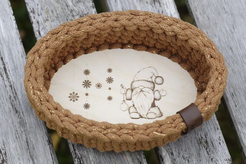 WEIHNACHTWICHTEL, kleiner ovaler Holzboden für süße kleine Weihnachtskörbchen
