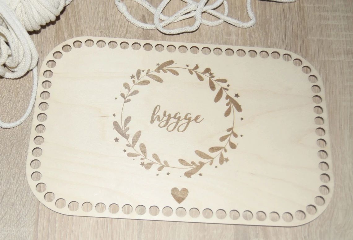 HYGGE, rechteckiger Holzboden mit Kranz und Schriftzug