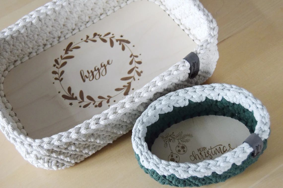 HYGGE, rechteckiger Holzboden mit Kranz und Schriftzug