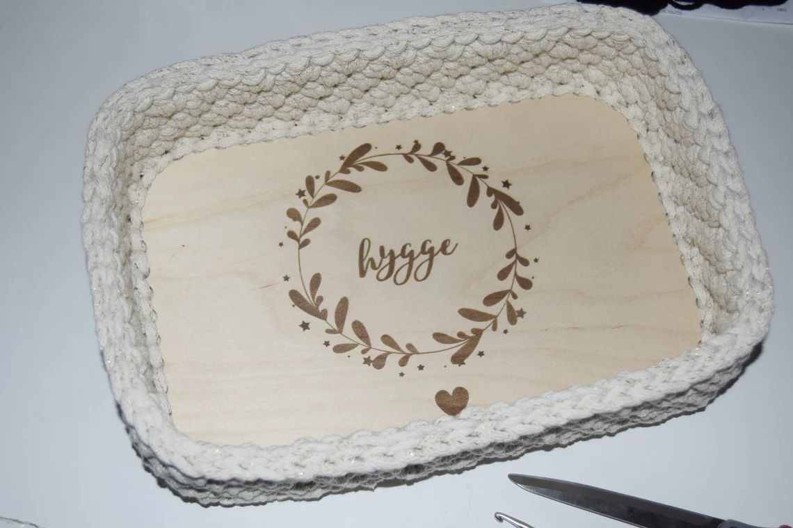 HYGGE, rechteckiger Holzboden mit Kranz und Schriftzug