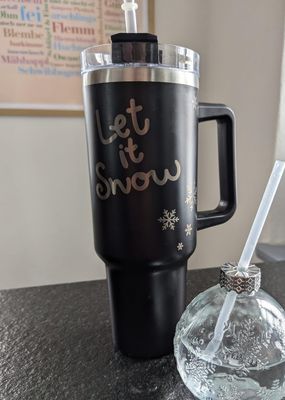 großer Thermobecher mit Griff und Weihnachtsmotiv, 1,2 Liter