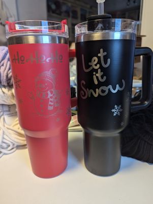 großer Thermobecher mit Griff und Weihnachtsmotiv, 1,2 Liter