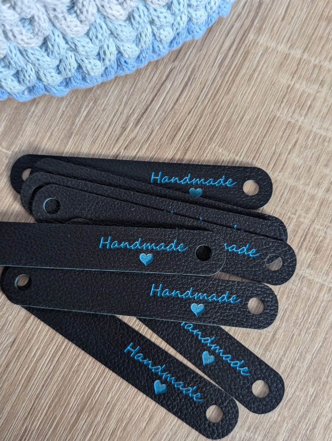 10x HANDMADE Label in schwarz mit blauer Schrift