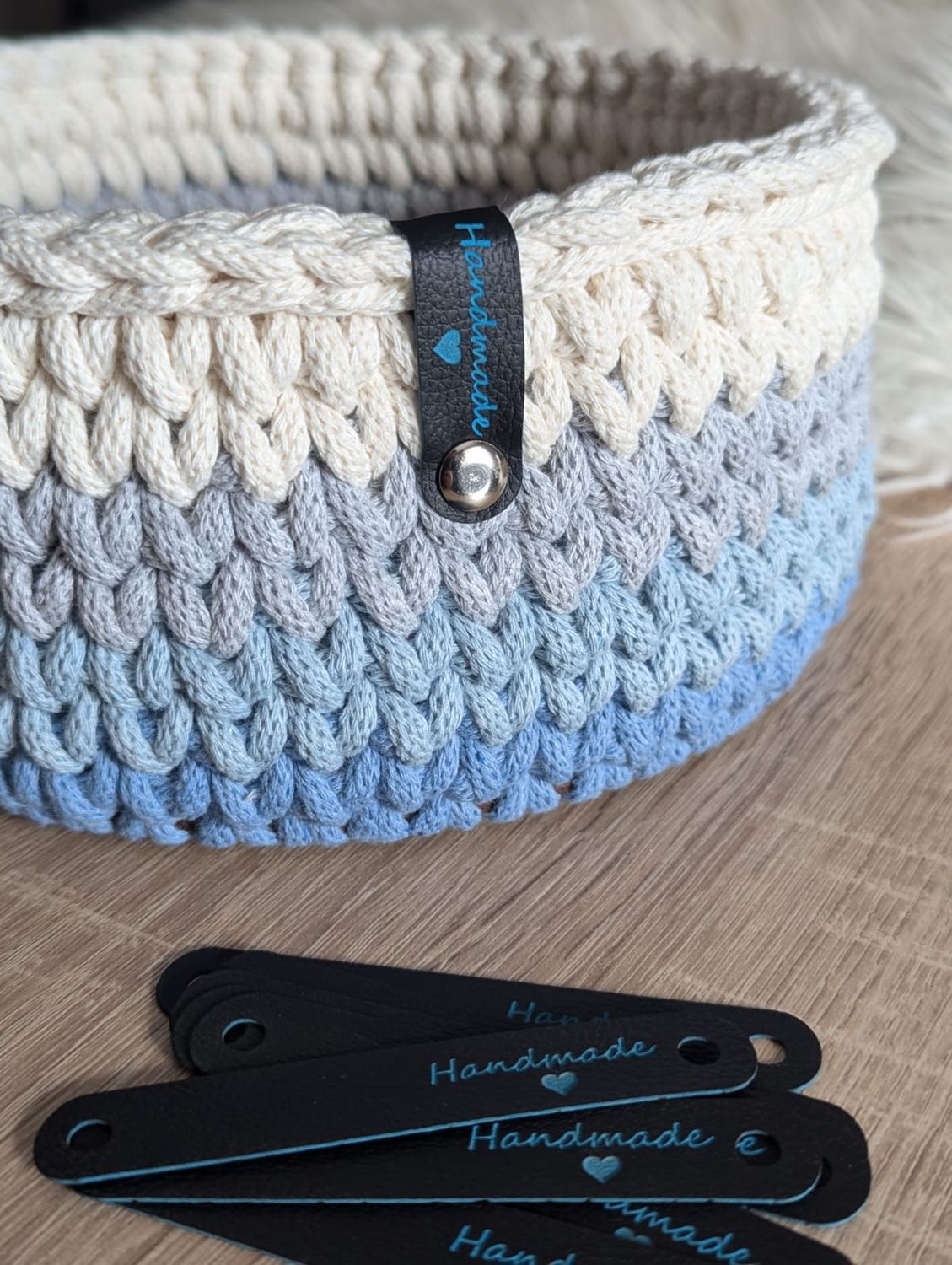 10x HANDMADE Label in schwarz mit blauer Schrift