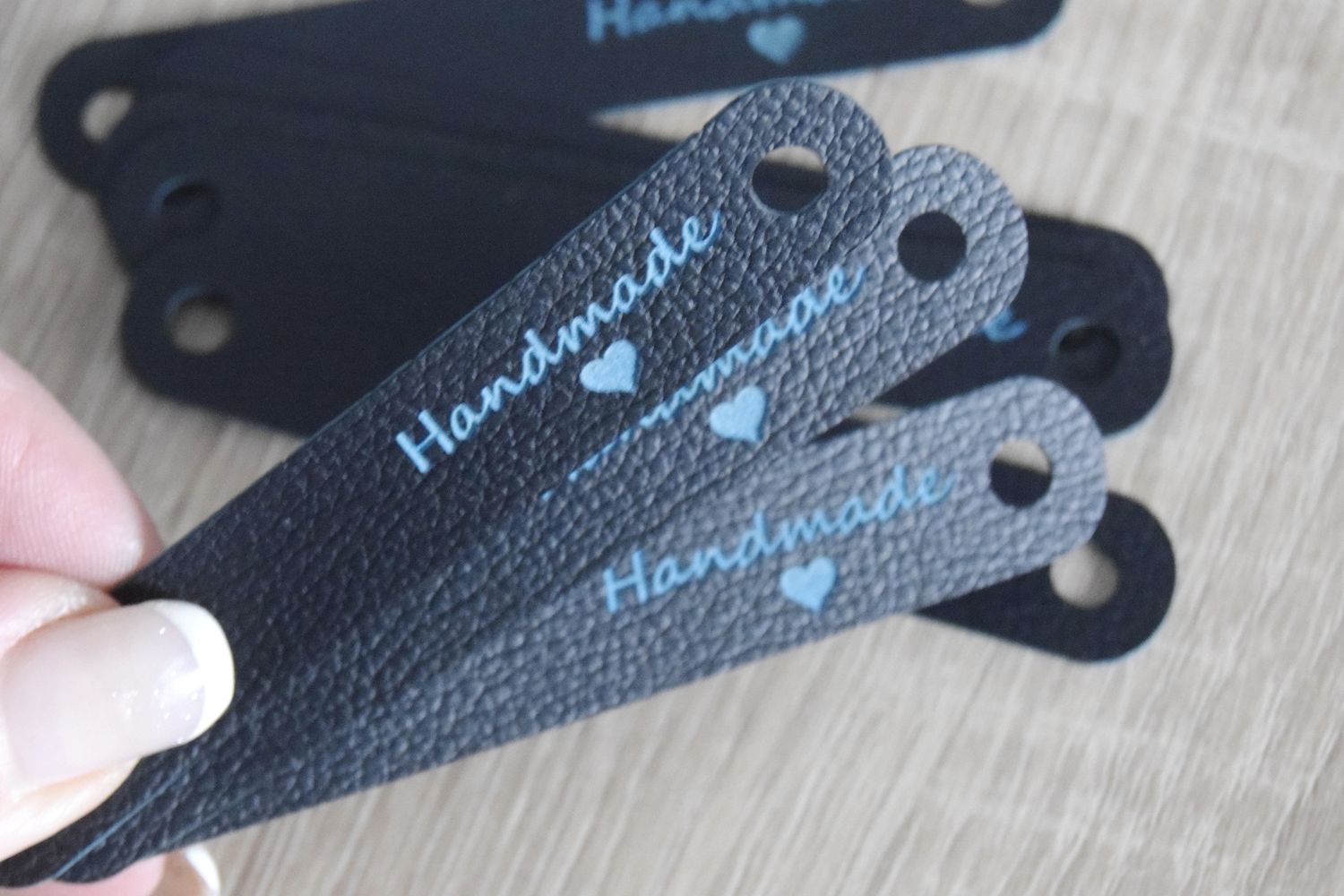 10x HANDMADE Label in schwarz mit blauer Schrift