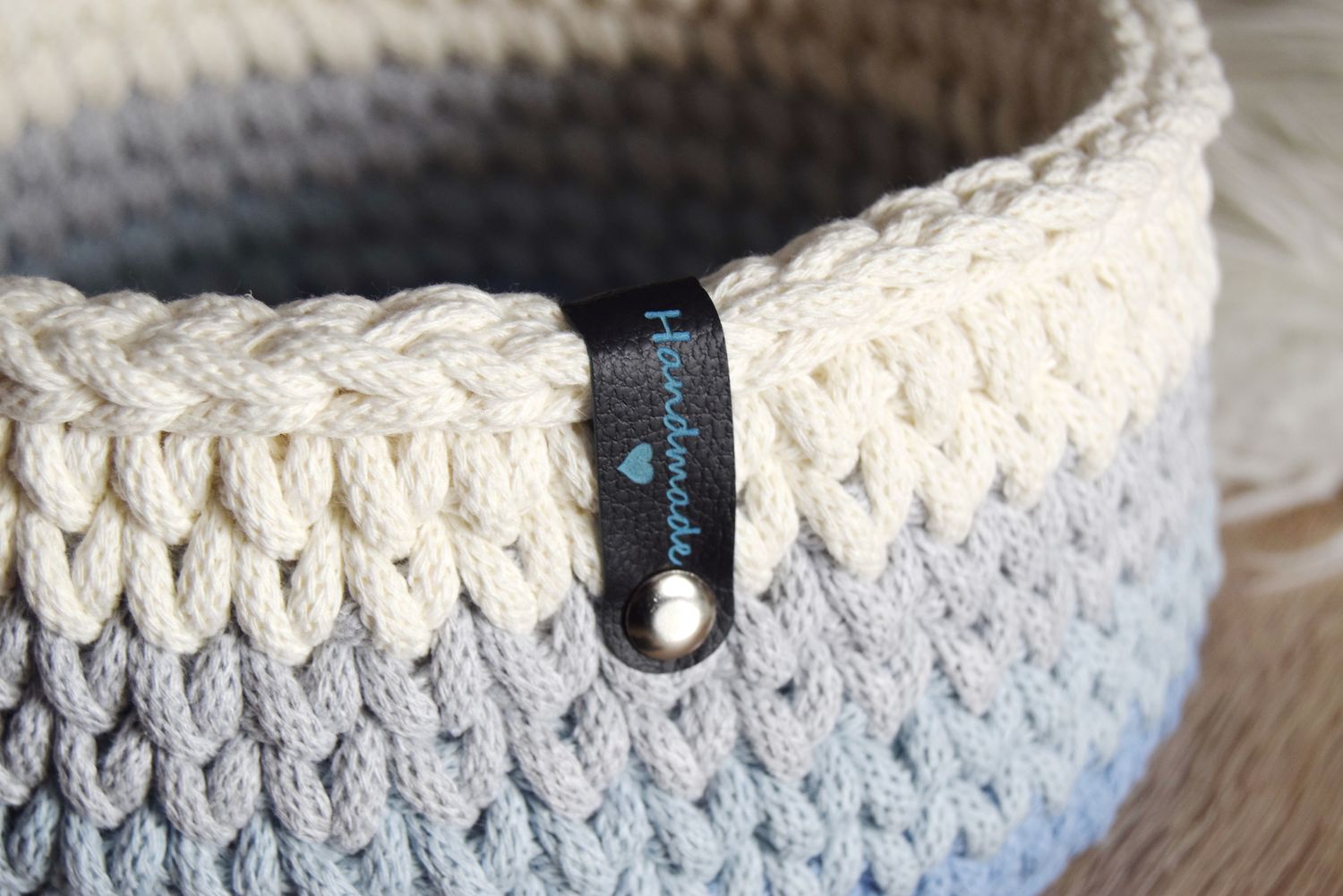 10x HANDMADE Label in schwarz mit blauer Schrift