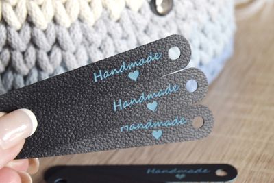10x HANDMADE Label in schwarz mit blauer Schrift