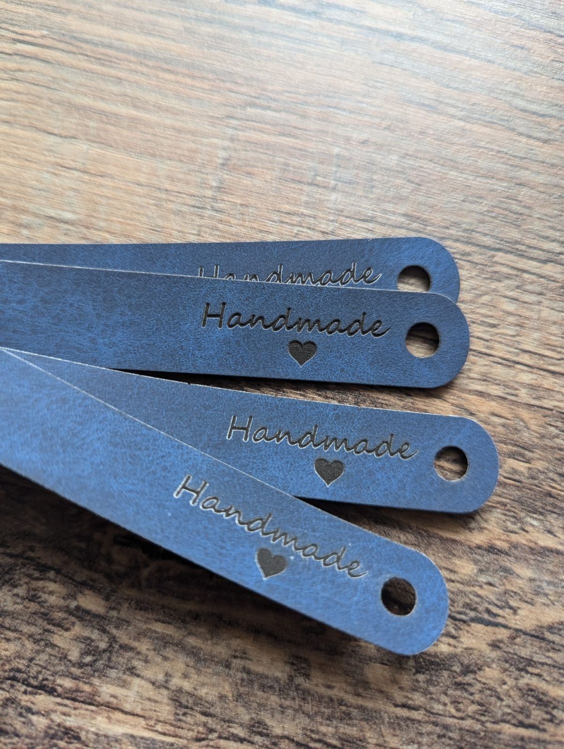 10x HANDMADE Label in blau mit schwarzer Schrift