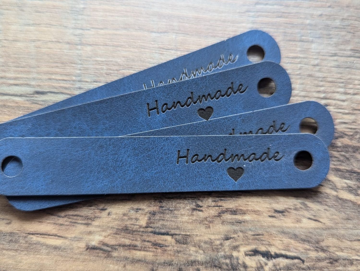 10x HANDMADE Label in blau mit schwarzer Schrift