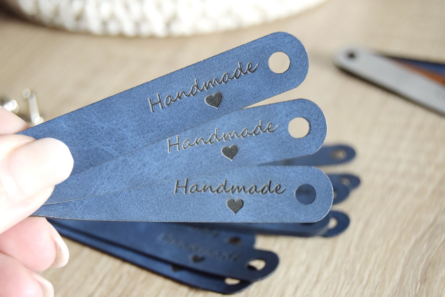 10x HANDMADE Label in blau mit schwarzer Schrift