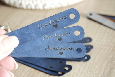 10x HANDMADE Label in blau mit schwarzer Schrift