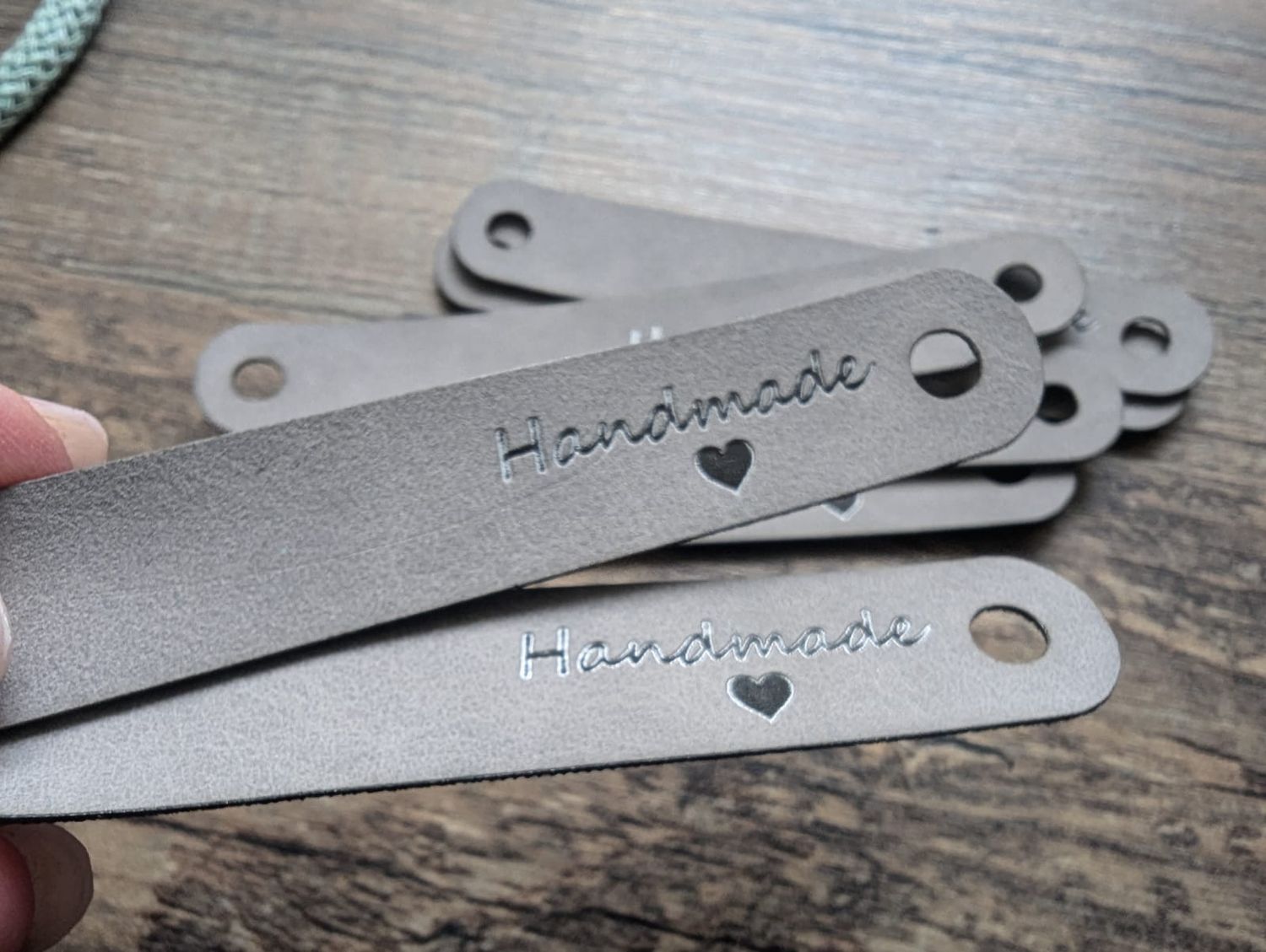 10x HANDMADE Label in hellgrau mit schwarzer Schrift