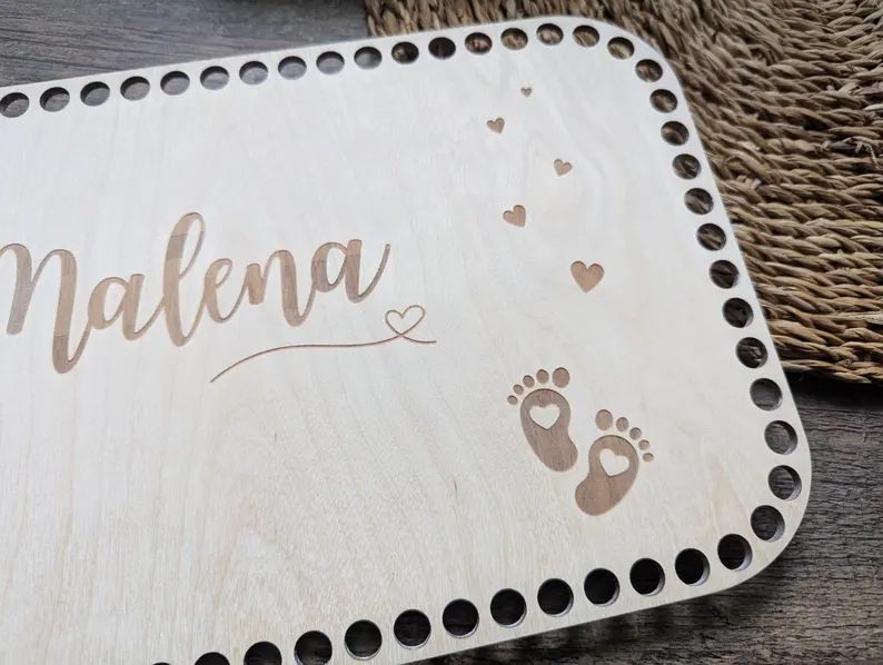 Holzboden Babyname mit Babyfüßen