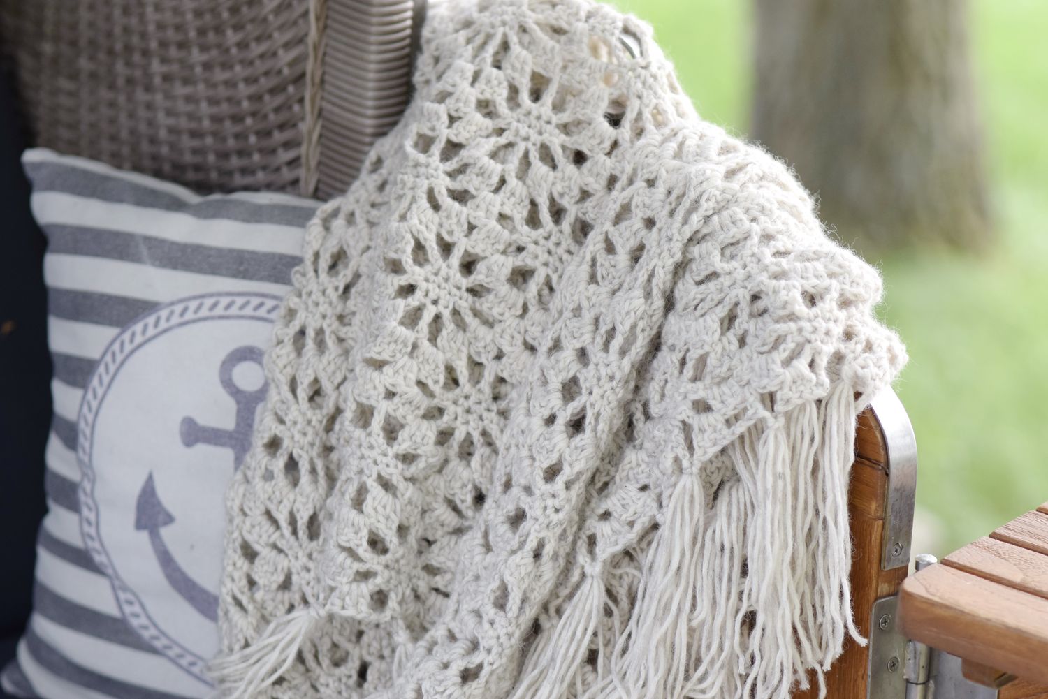 DIY Häkelset Stola MIRABEL – Komplettset mit Garn &amp; Anleitung mit Fransen elegantes Häkelprojekt für gemütliche Stunden im boho Look