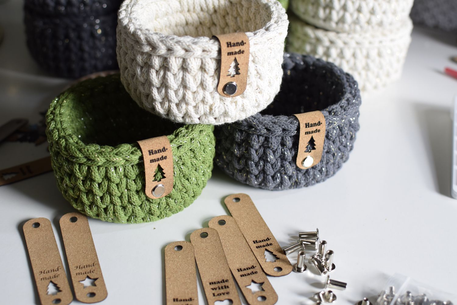 10x Label mit Motiv in verschieden Qualitäten und Nieten