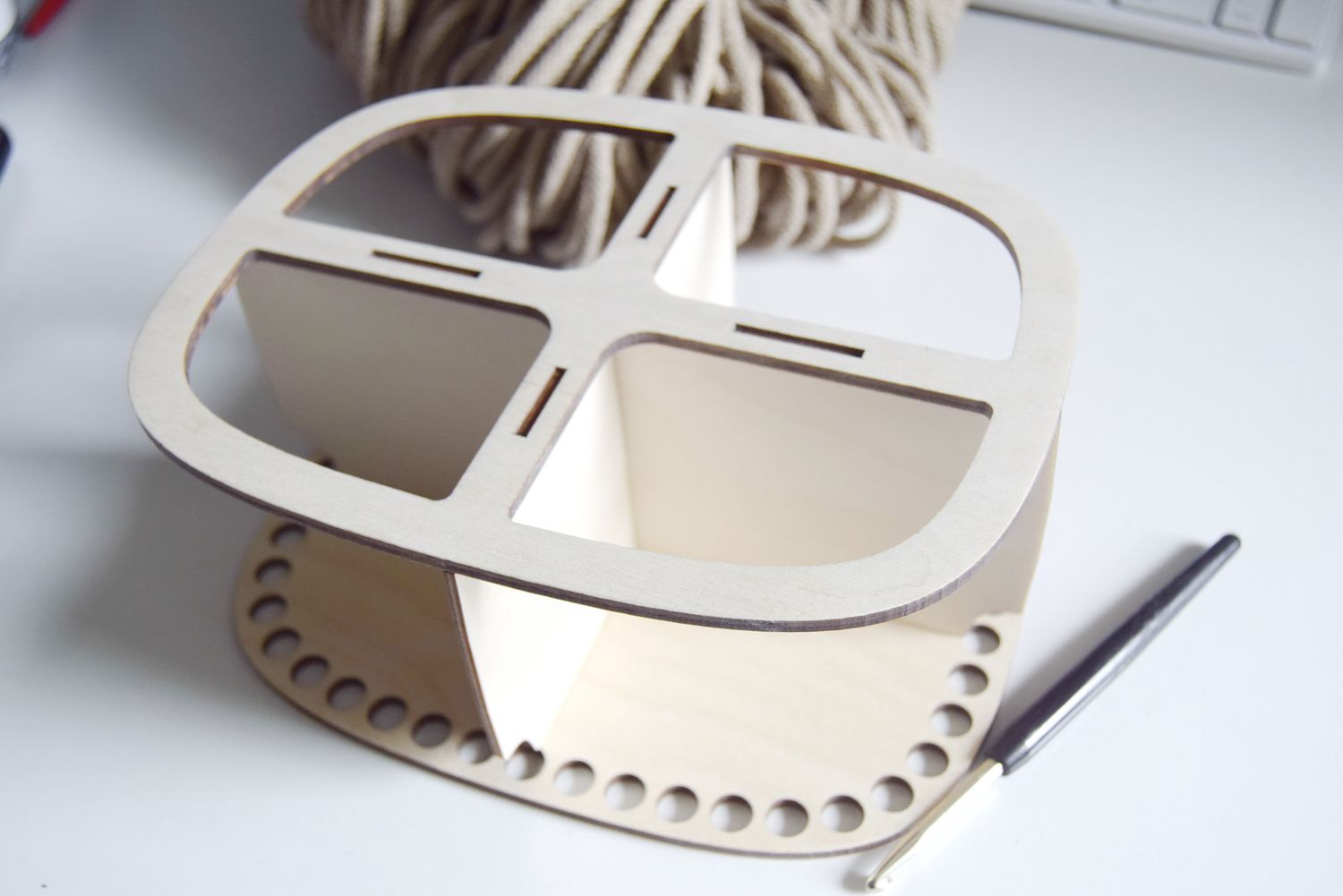 Holzboden für Utensilo mit abgerundeten Ecken mit 4 Fächern