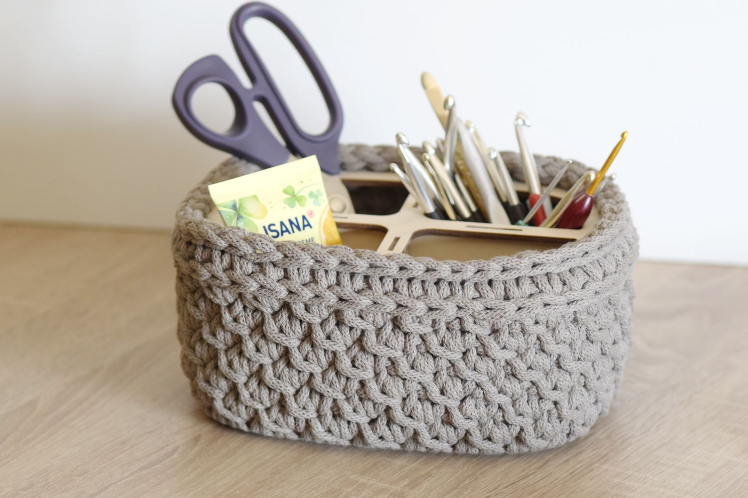 Utensilo Häkelkorb mit 4 Fächern im Strukturmuster
