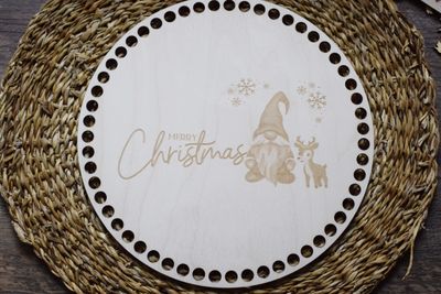 MERRY CHRISTMAS Wichtel mit Elch, Holzböden mit Motiv, Rund in allen Größen und Lochgrößen MERRY CHRISTMAS Wichtel mit Elch, Holzböden mit Motiv, Rund in allen Größen und Lochgrößen