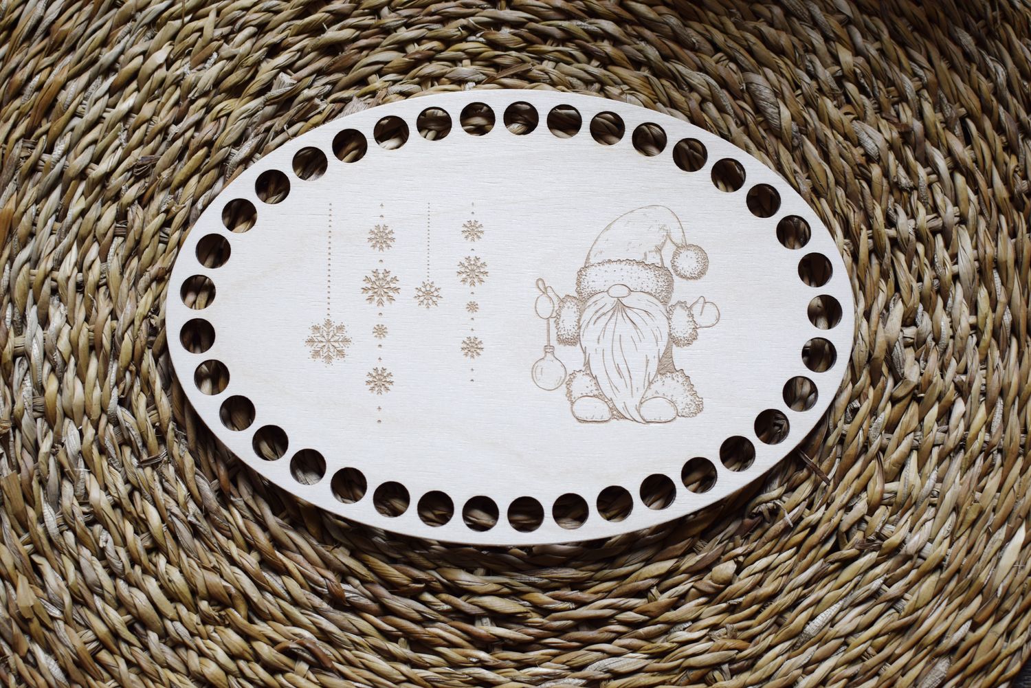 WEIHNACHTWICHTEL, kleiner ovaler Holzboden für süße kleine Weihnachtskörbchen