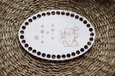 WEIHNACHTWICHTEL, kleiner ovaler Holzboden für süße kleine Weihnachtskörbchen