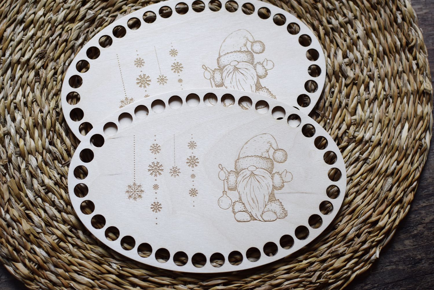 WEIHNACHTWICHTEL, kleiner ovaler Holzboden für süße kleine Weihnachtskörbchen