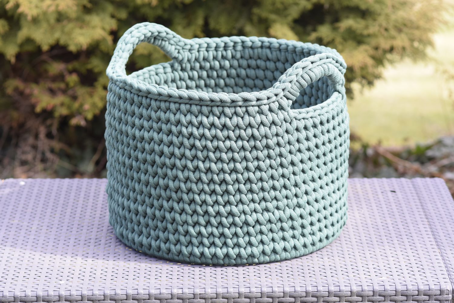stilvoller und großer Aufbewahrungskorb, von Hand gehäkelt