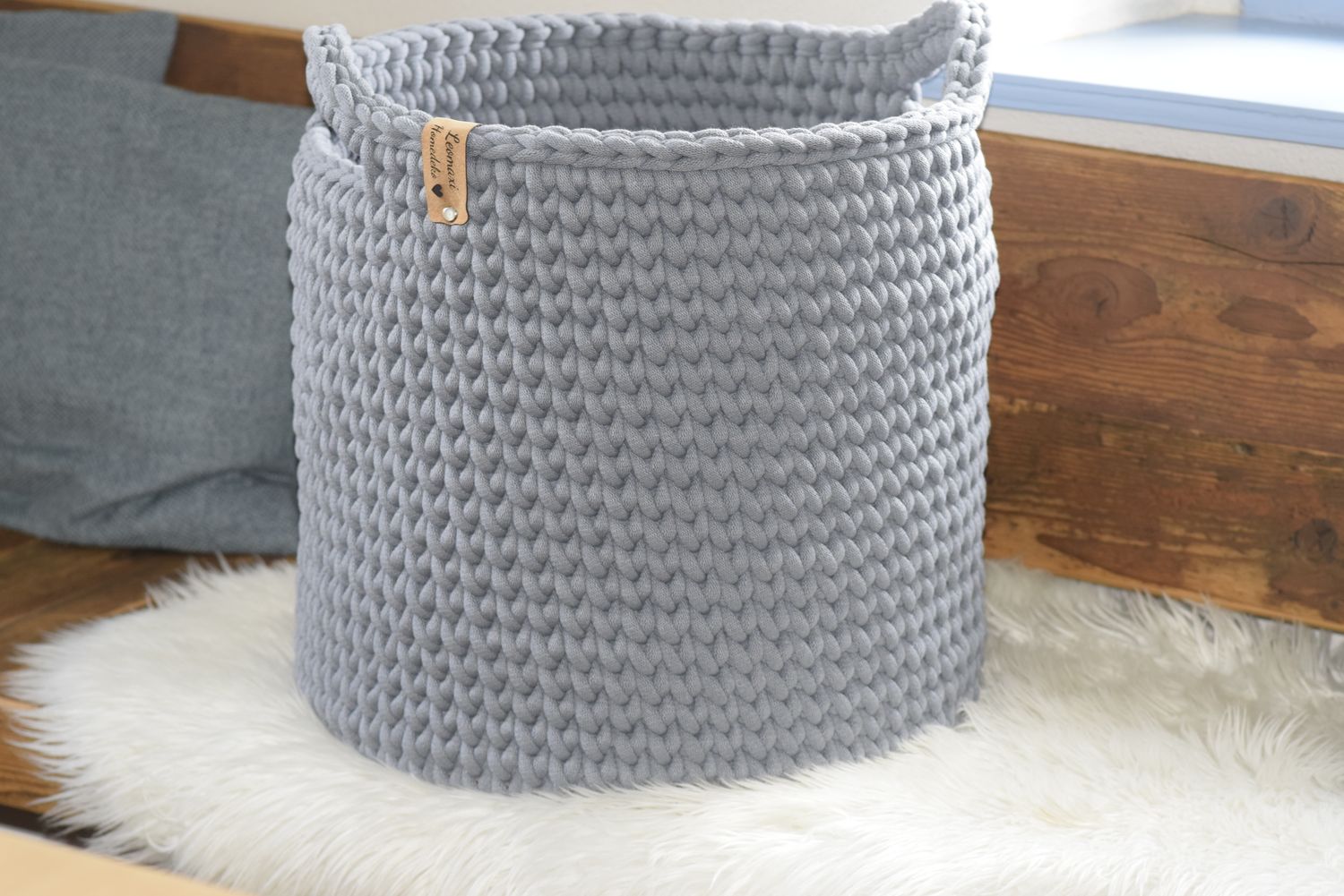 stilvoller und großer Aufbewahrungskorb, von Hand gehäkelt