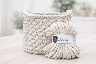 Holzböden und Garn zum Häkeln