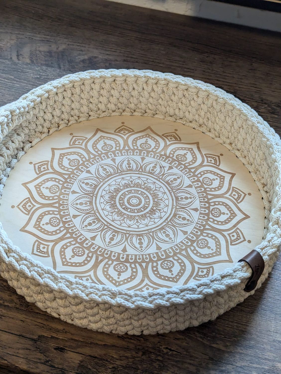 Tablett in verschieden Größen mit Mandala Motiv und Griffen, gehäkelt mit Holzboden