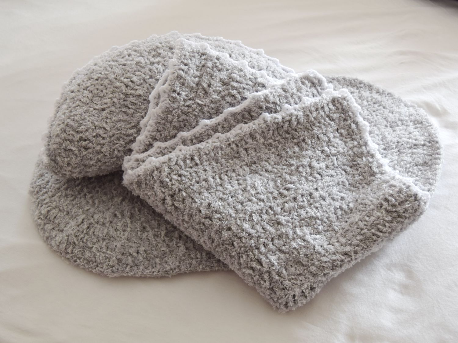 Innen-Kuschel-Set für Puppen-Moseskörbchen fertig gehäkelt – Matratze, Mondkissen &amp; Bettdecke (3 Größen)