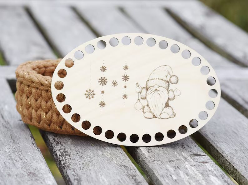 WEIHNACHTWICHTEL, kleiner ovaler Holzboden für süße kleine Weihnachtskörbchen