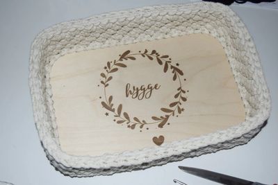 HYGGE, rechteckiger Holzboden mit Kranz und Schriftzug HYGGE, rechteckiger Holzboden mit Kranz und Schriftzug
