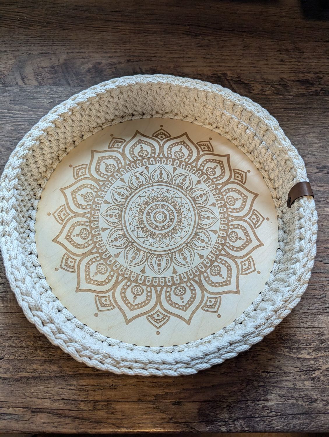 Tablett in verschieden Größen mit Mandala Motiv und Griffen, gehäkelt mit Holzboden