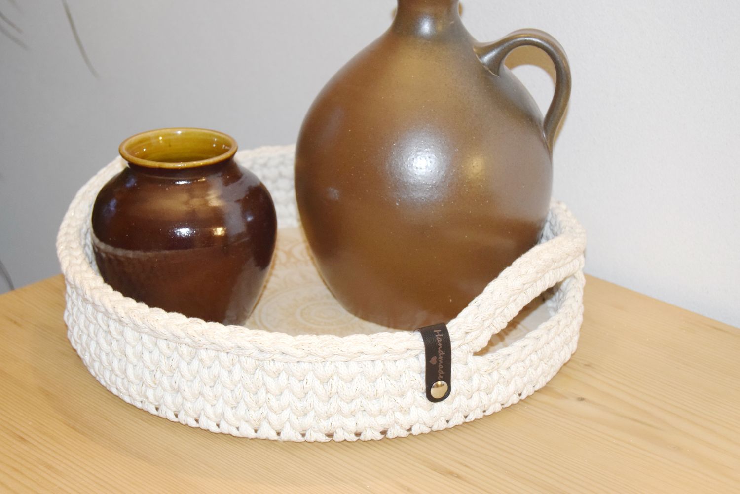 Tablett in verschieden Größen mit Mandala Motiv und Griffen, gehäkelt mit Holzboden