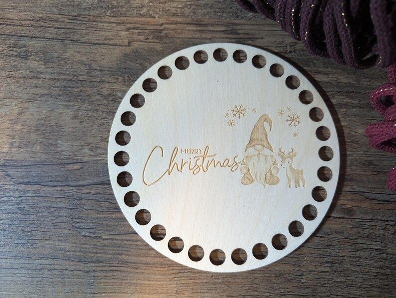 MERRY CHRISTMAS Wichtel mit Elch,  Holzböden mit Motiv, Rund in allen Größen und Lochgrößen