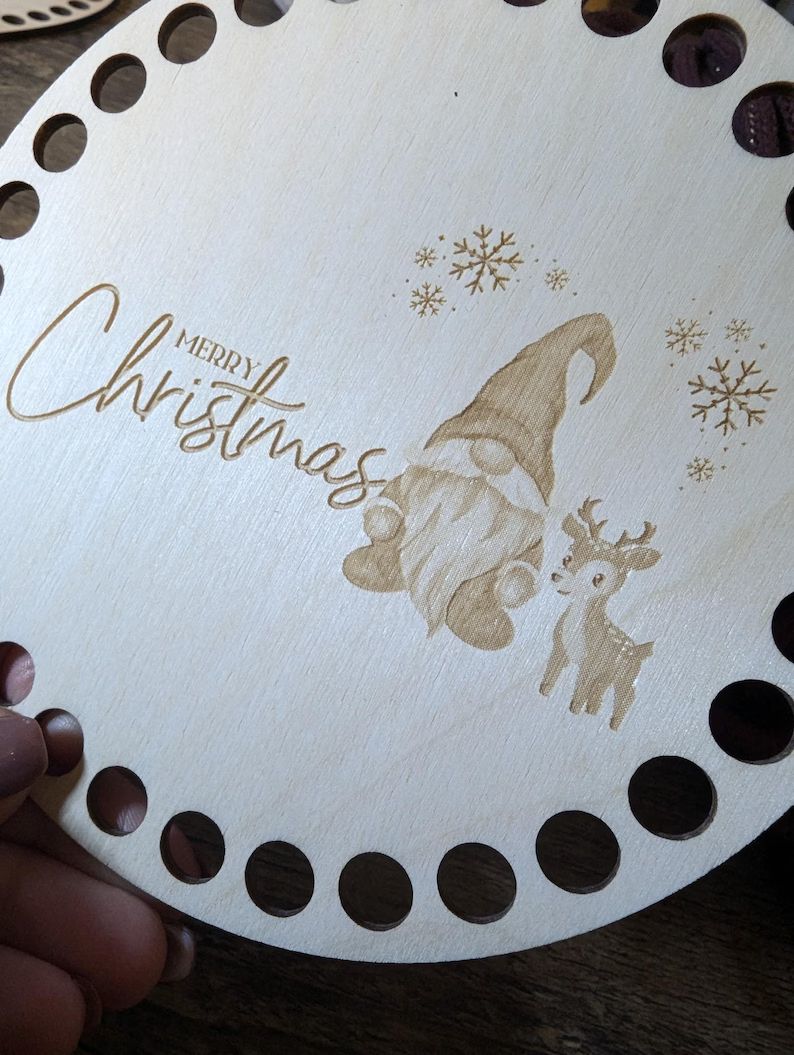 MERRY CHRISTMAS Wichtel mit Elch,  Holzböden mit Motiv, Rund in allen Größen und Lochgrößen