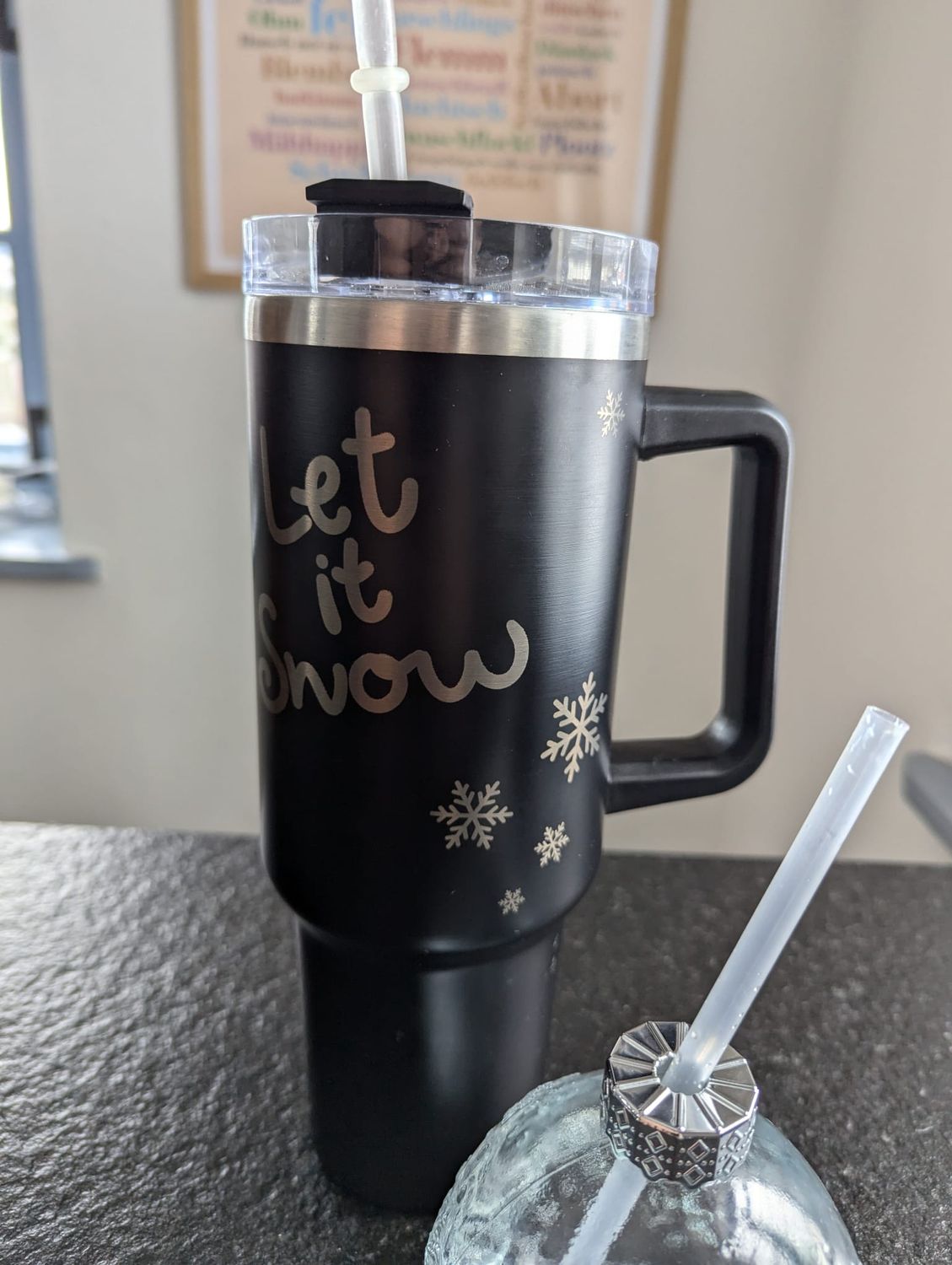großer Thermobecher mit Griff und Weihnachtsmotiv, 1,2 Liter