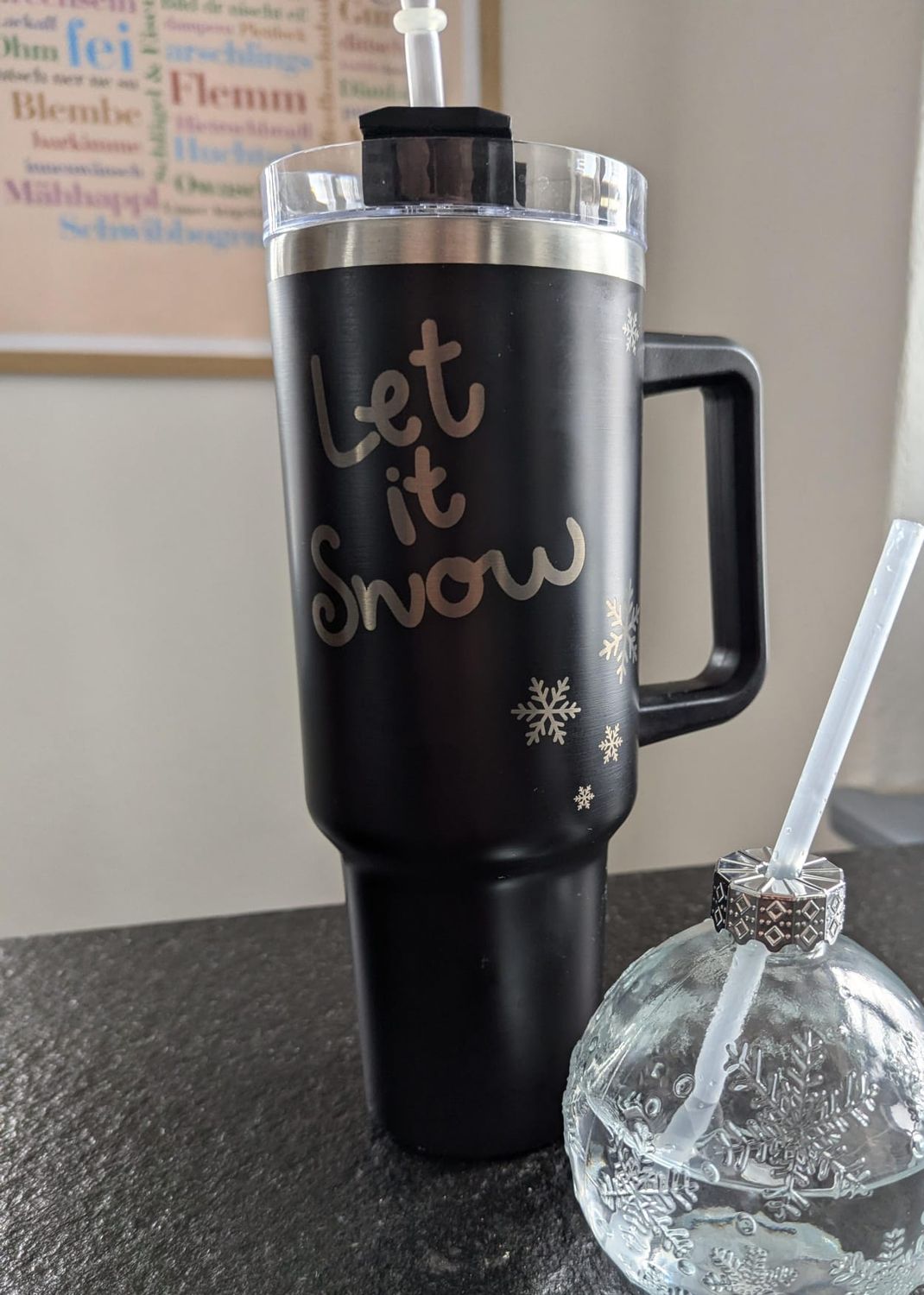 großer Thermobecher mit Griff und Weihnachtsmotiv, 1,2 Liter