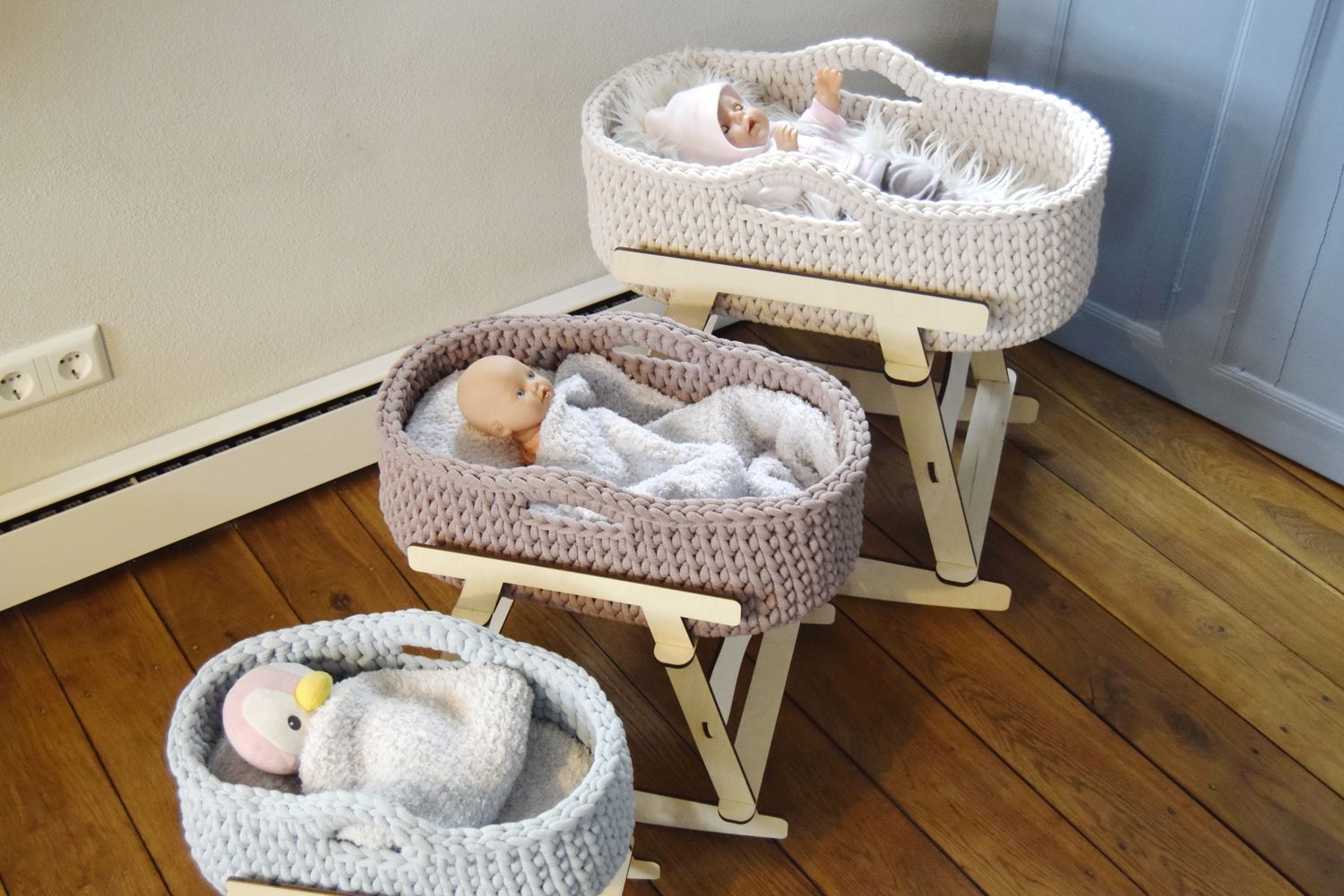 Liebevoll handgehäkelte Puppen-Moseskörbchen – 3 Größen, nachhaltig &amp; mit optionalem Gestell