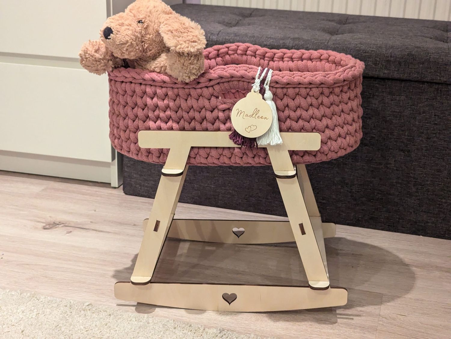 Liebevoll handgehäkelte Puppen-Moseskörbchen – 3 Größen, nachhaltig &amp; mit optionalem Gestell