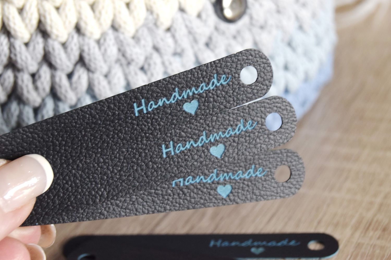 10x HANDMADE Label in schwarz mit blauer Schrift