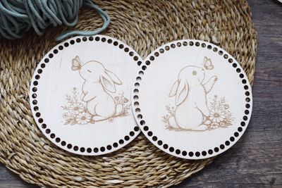 Holzboden mit Häschen in 2 verschieden Motiven und Lochgrößen