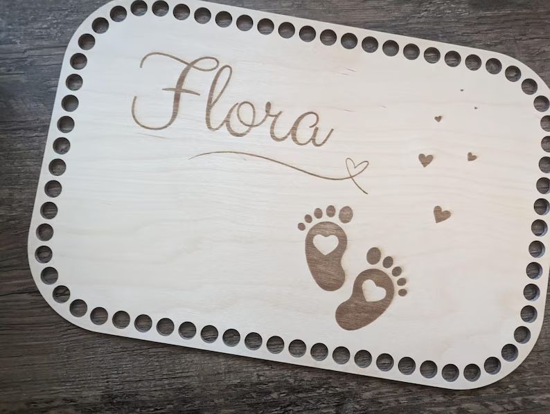 Holzboden Babyname mit Babyfüßen