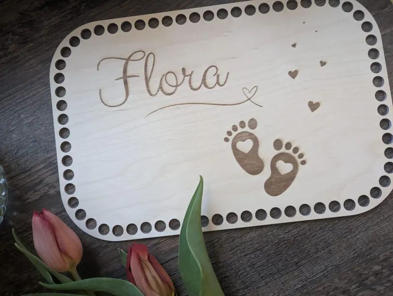 Holzboden Babyname mit Babyfüßen