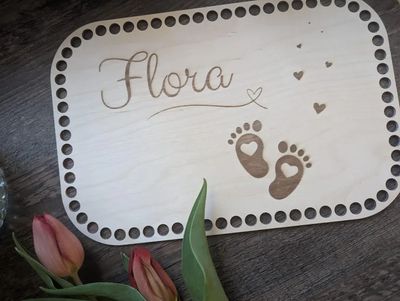 Holzboden Babyname mit Babyfüßen