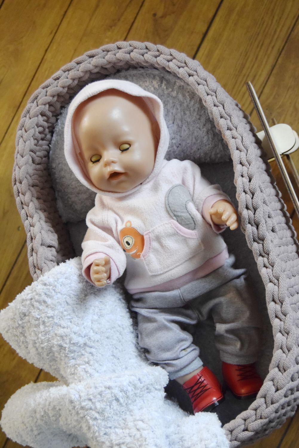 Liebevoll handgehäkelte Puppen-Moseskörbchen – 3 Größen, nachhaltig &amp; mit optionalem Gestell