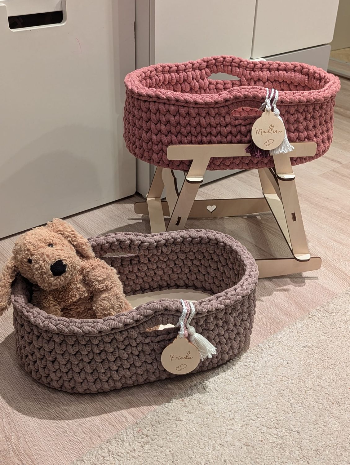 Liebevoll handgehäkelte Puppen-Moseskörbchen – 3 Größen, nachhaltig &amp; mit optionalem Gestell