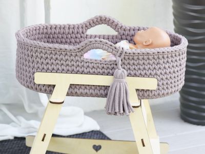 Liebevoll handgehäkelte Puppen-Moseskörbchen – 3 Größen, nachhaltig &amp; mit optionalem Gestell